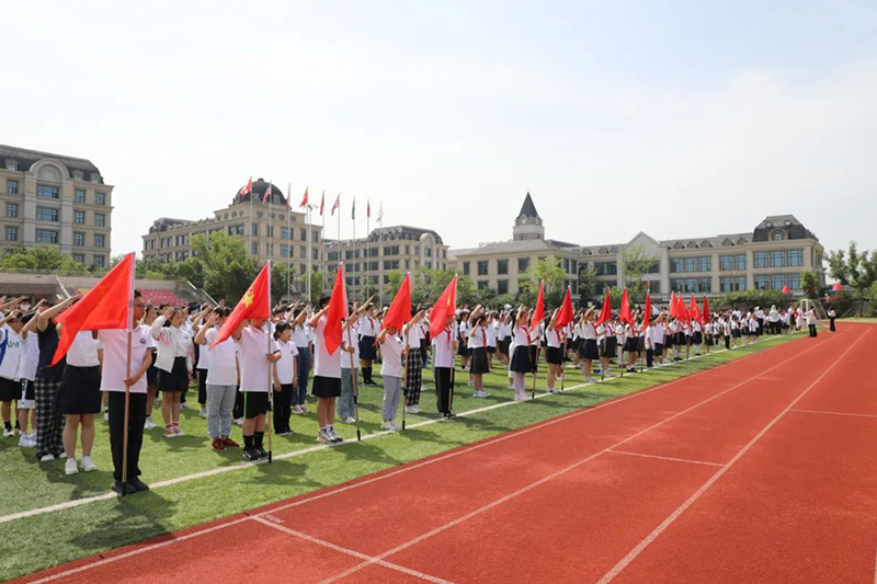 “紅領(lǐng)巾促成長(zhǎng)，少先隊(duì)員心向黨”——新華公學(xué)新隊(duì)員入隊(duì)儀式