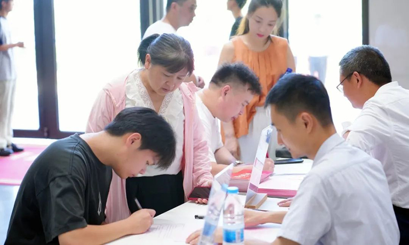 從“新”出發(fā)，“新”向未來(lái)——新華高級(jí)中學(xué)2024級(jí)高一新生報(bào)到紀(jì)實(shí)