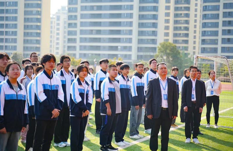 創(chuàng)文明校園，做文明學(xué)生——我校舉行秋季學(xué)期第一周升旗儀式